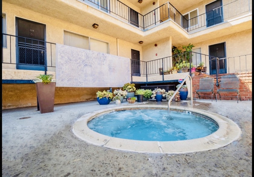 Jacuzzi - 3907 La Crescenta Ave