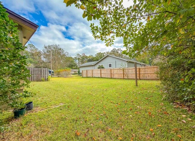 Building Photo - 3235 Springdale Dr