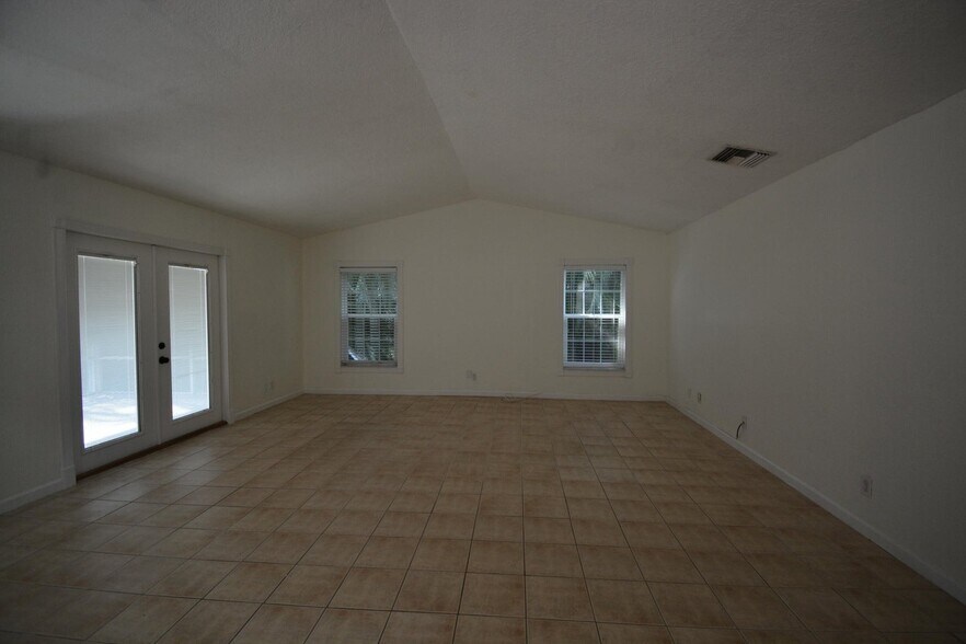 Building Photo - 1379 Pinetta Cir