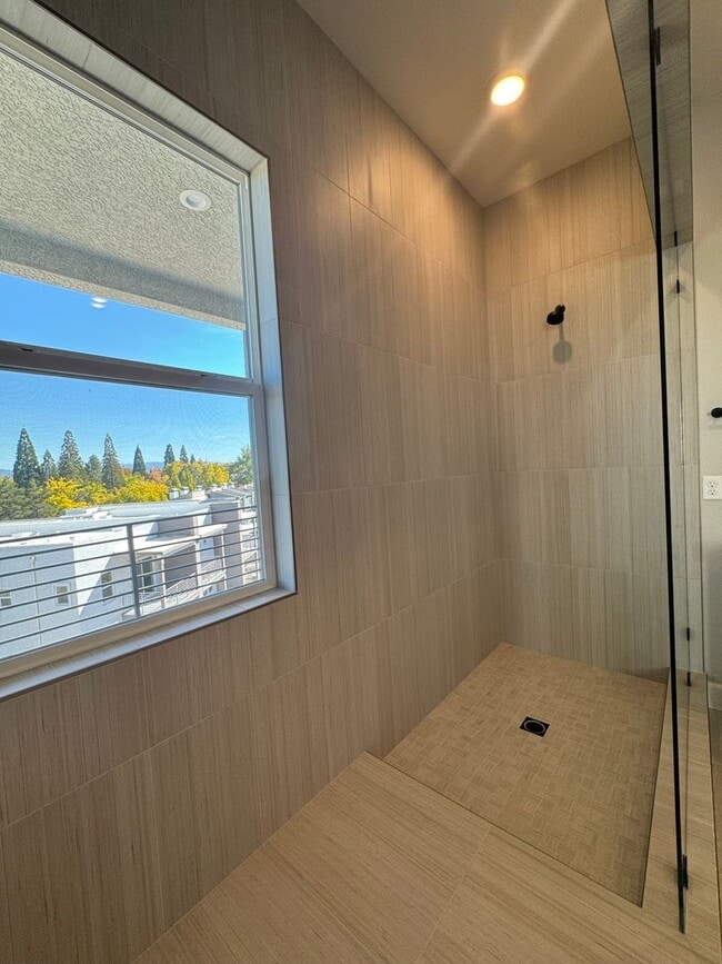 Building Photo - 1521 Golf Club Dr