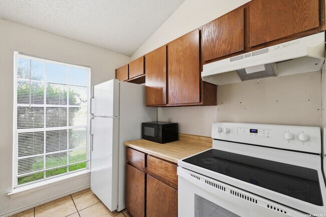 Building Photo - 8918 Fall River Dr