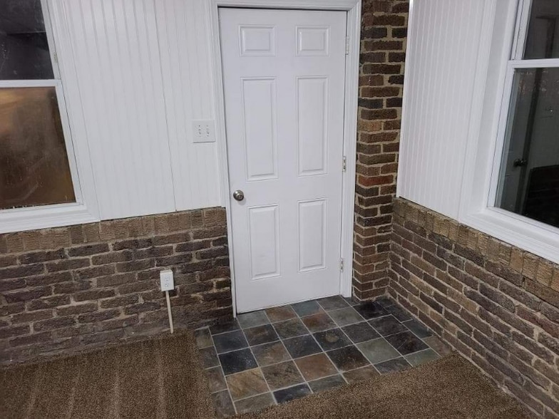 Building Photo - 1901 Beaver Rd