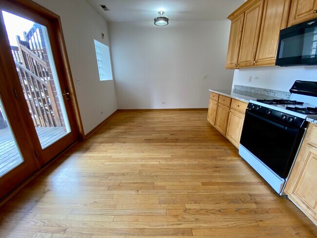 Building Photo - 4233 N Kenmore Ave