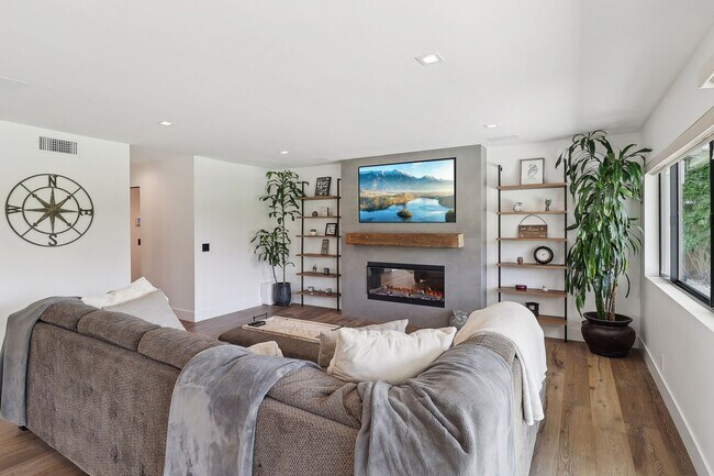 Building Photo - 7249 Mimosa Dr