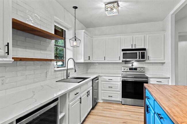 Building Photo - 14913 Longbranch Dr