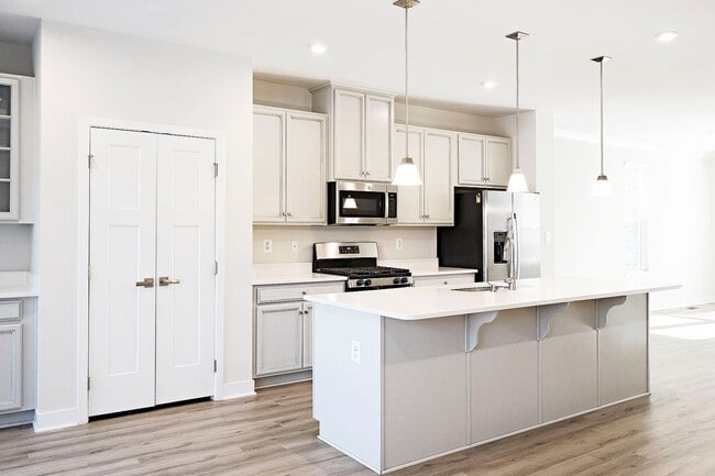 Building Photo - Move-In Ready End-Unit Townhome in Forest Lakes North