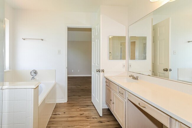Building Photo - 10410 Enchanted