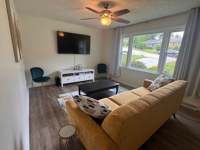 Building Photo - Newly Renovated 3bed/1.5bath