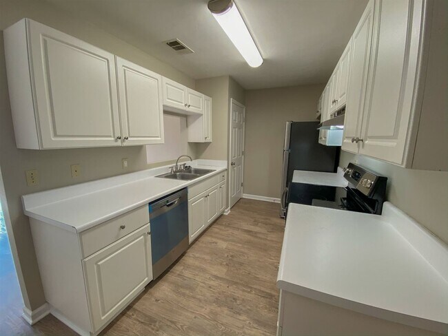 Building Photo - 2416 Manzanita Ct