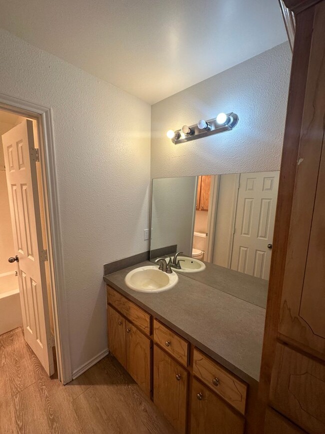 Building Photo - Wonderful updated 2/2/2 off of Milwaukee!