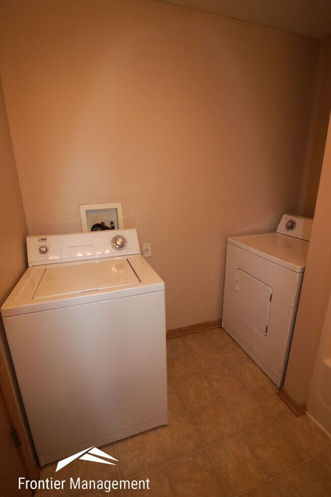 Building Photo - 911-913 Jackalope