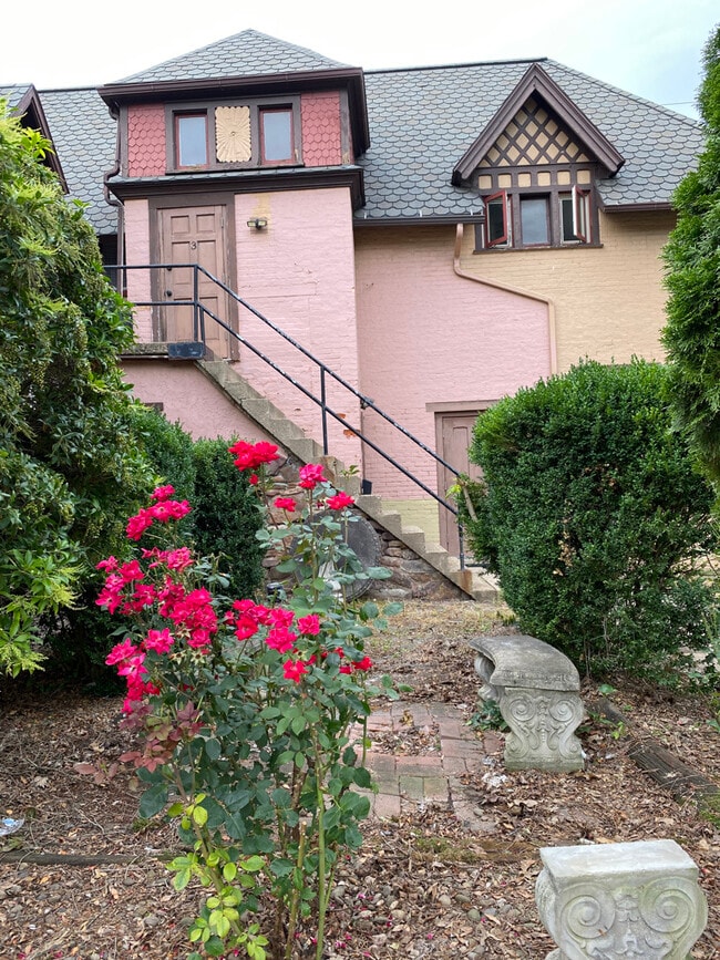 Building Photo - 904 W 4th St