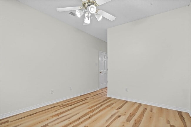 Building Photo - 2 Bedroom in Convenient Area