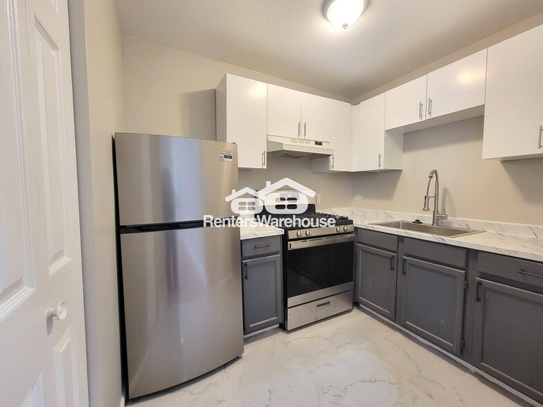 Building Photo - 776 St Charles Ave NE