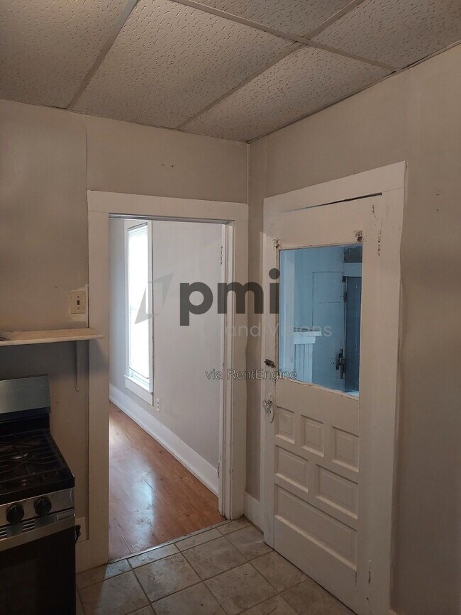 Building Photo - 1753 E Clay St