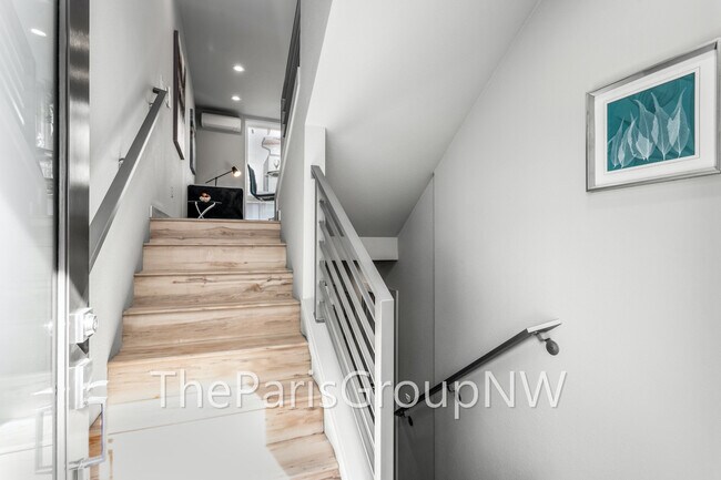 Building Photo - 3078 SW Avalon Way