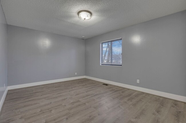 Building Photo - Beautiful 3 Bedroom 1.5 Bathroom Townhome Minutes from Easton