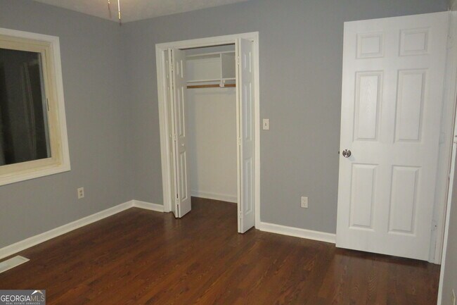 Building Photo - 1105 Hampton Rd