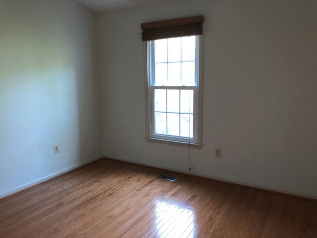 Building Photo - Spacious Townhome, Great Location!