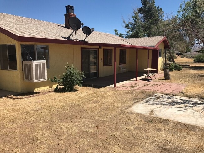 Building Photo - COUNTRY LIVING 2 BEDROOM HOME IN APPLE VALLEY