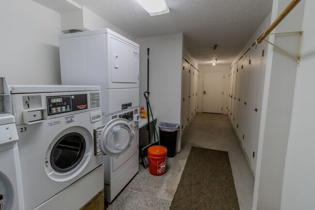 Building Photo - Spacious Dream Apartment — Right Where You...