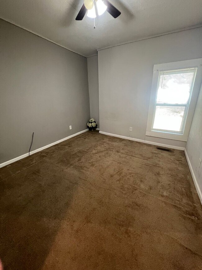 Building Photo - COMING SOON Spacious 3 BEDS AND 2 BATHS!!!