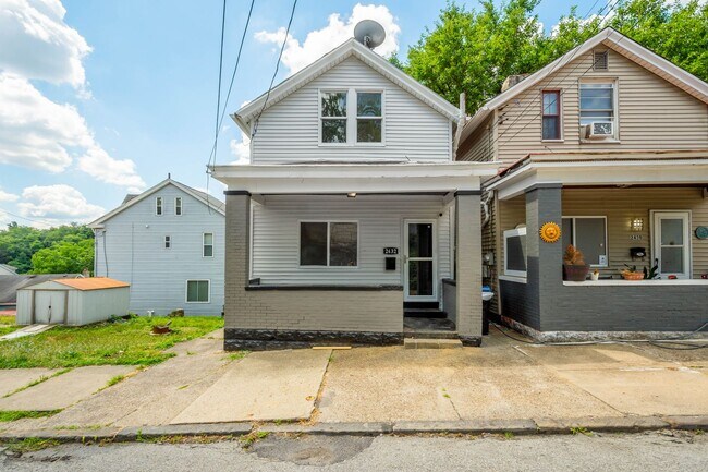 Building Photo - GREAT TWO BEDROOM IN SOUTH SIDE SLOPES!