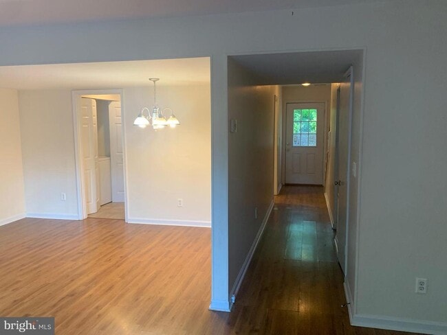 Building Photo - 133 Woodlake Dr