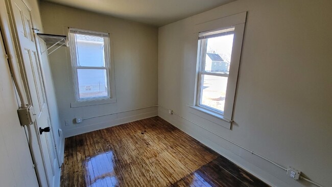 Building Photo - 3 bed 1.5 bath duplex Close to UWEC!