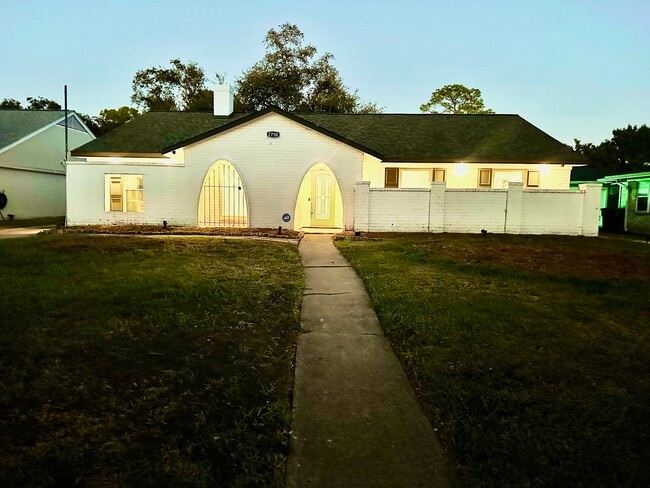 Building Photo - 2750 Manila Ln