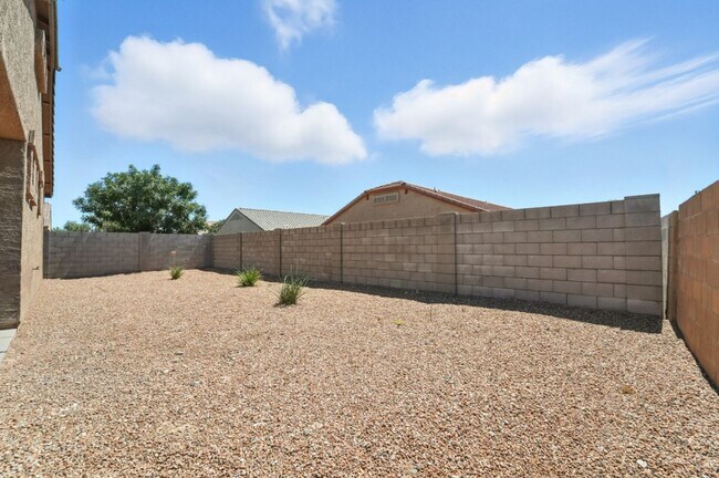Building Photo - Welcome to this stunning 3-bedroom, 2-bath...