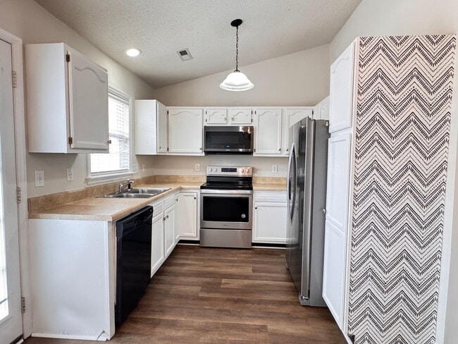 Building Photo - 2BR 2BA One Level Townhome with Garage