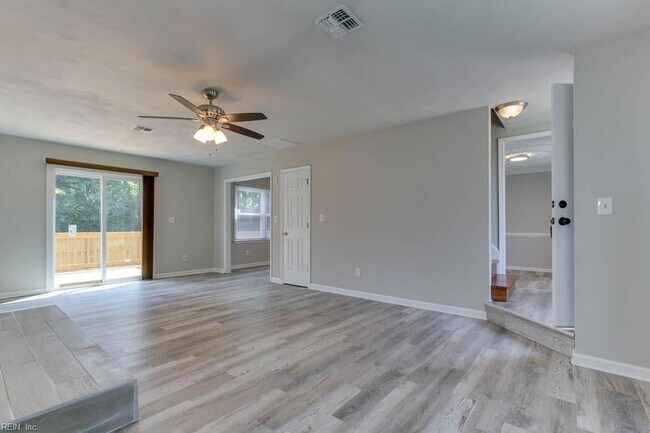 Building Photo - 3800 Sunset Point
