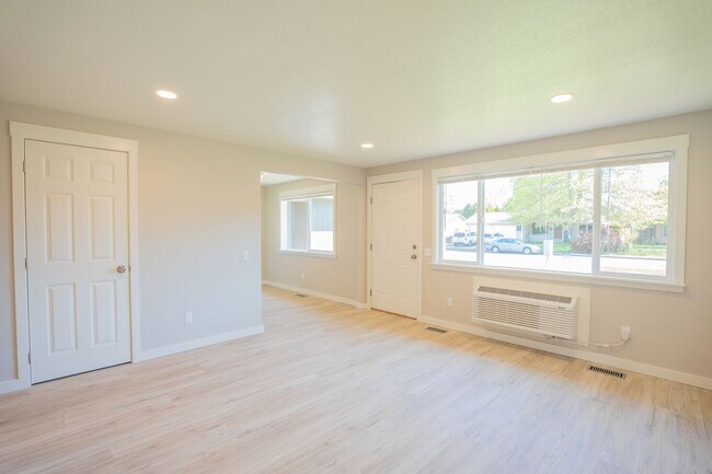 Building Photo - Newly Remodeled Large 2 Bedroom!