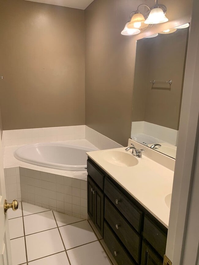 Building Photo - Spacious Townhome close to downtown Auburn...