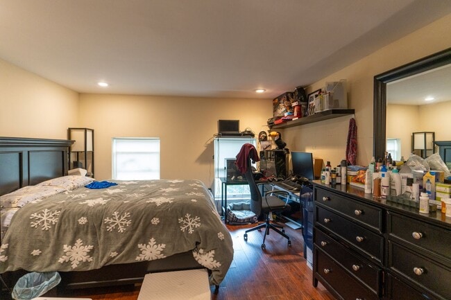Building Photo - Beautiful 2 bedroom Bi level unit