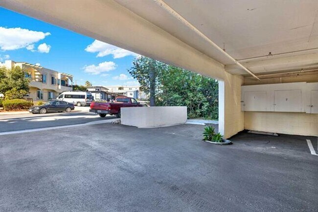 Building Photo - 1 Bed/1 Bath Crown Point Condo with Bay Views