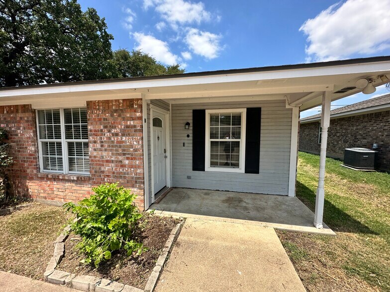 Building Photo - 1904 Sbisa Way