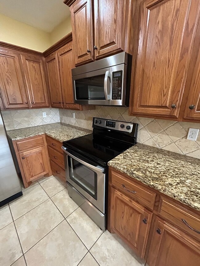 Building Photo - 4 bedroom, 2 bathroom NOW Available!