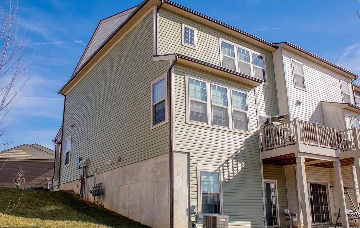 Building Photo - 49 Locks Farm Ln