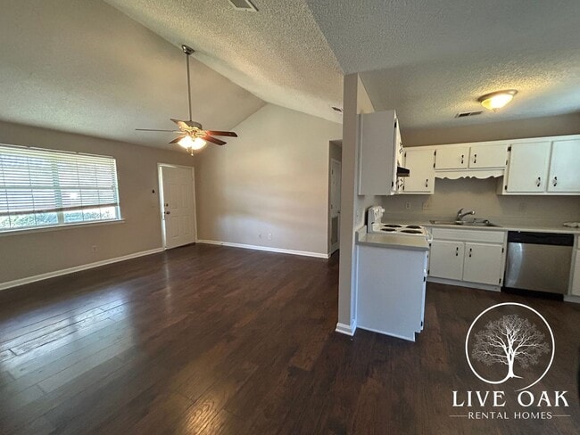 Building Photo - MOVE IN SPECIAL: $500 OFF 1ST MONTH'S RENT!**