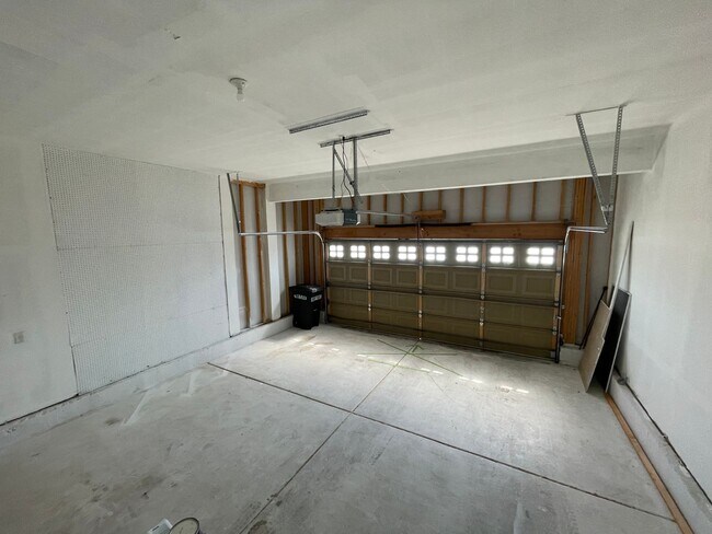 Building Photo - Renovated Home with A/C!