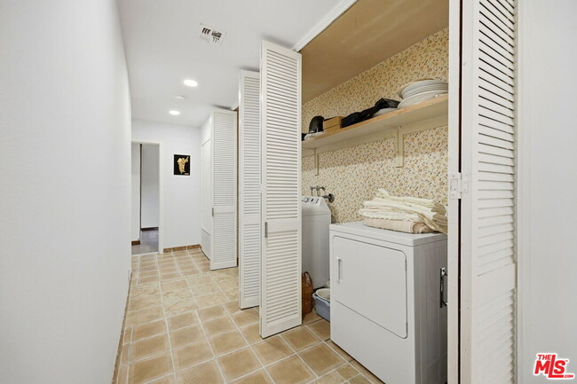 Building Photo - 2846 Royston Pl