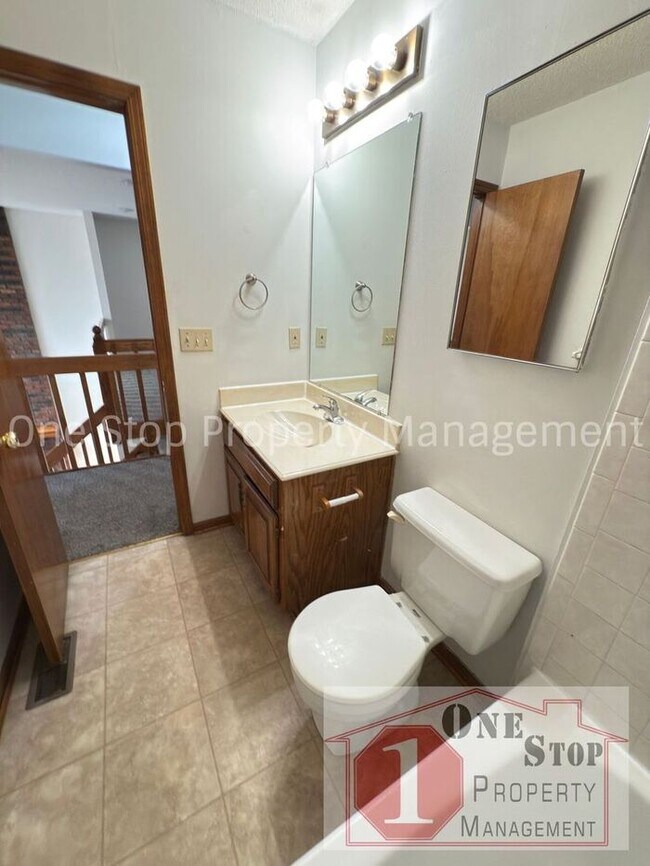 Building Photo - Cozy 2 Bedroom Duplex with Loft & Garage –...