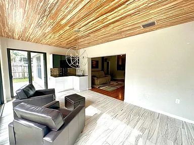 Building Photo - Luxury Updated Pool-Style Retreat on Quiet Cul-de-Sac