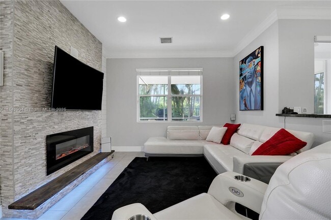 Building Photo - 6047 Seminole Gardens Cir