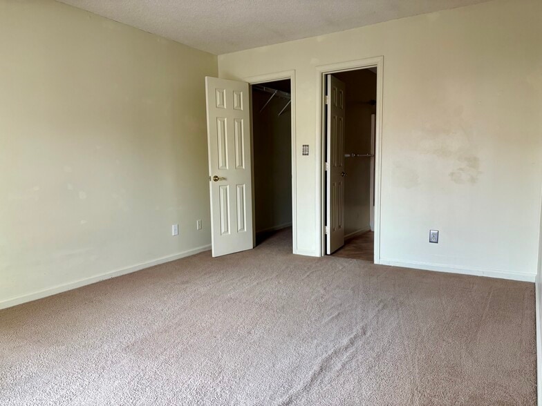 Master bedroom - 208 Quarter Trl