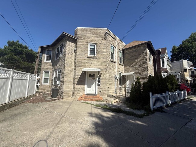 Building Photo - 73 Sanford Pl