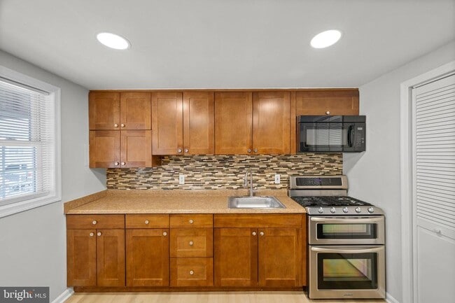 Building Photo - 817 5th St