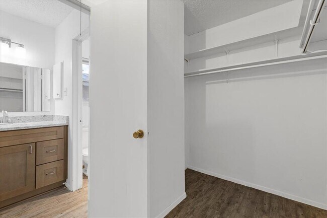 Building Photo - 6300 London Dr